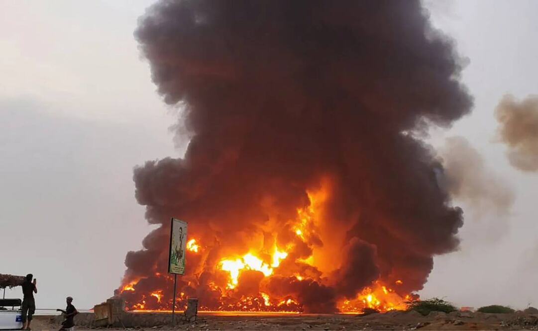 Una captura de un vídeo publicado por el centro de medios hutíes que muestra el fuego y el humo elevándose tras los ataques aéreos israelíes en la ciudad portuaria de Hodeidah, Yemen, 20 de julio de 2024. Foto: EFE