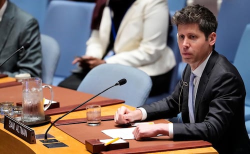 Sam Altman, director general de OpenAI, escucha en una reunión del Consejo de Seguridad de las Naciones Unidas sobre la inteligencia artificial. (23/09/26) Foto: AP