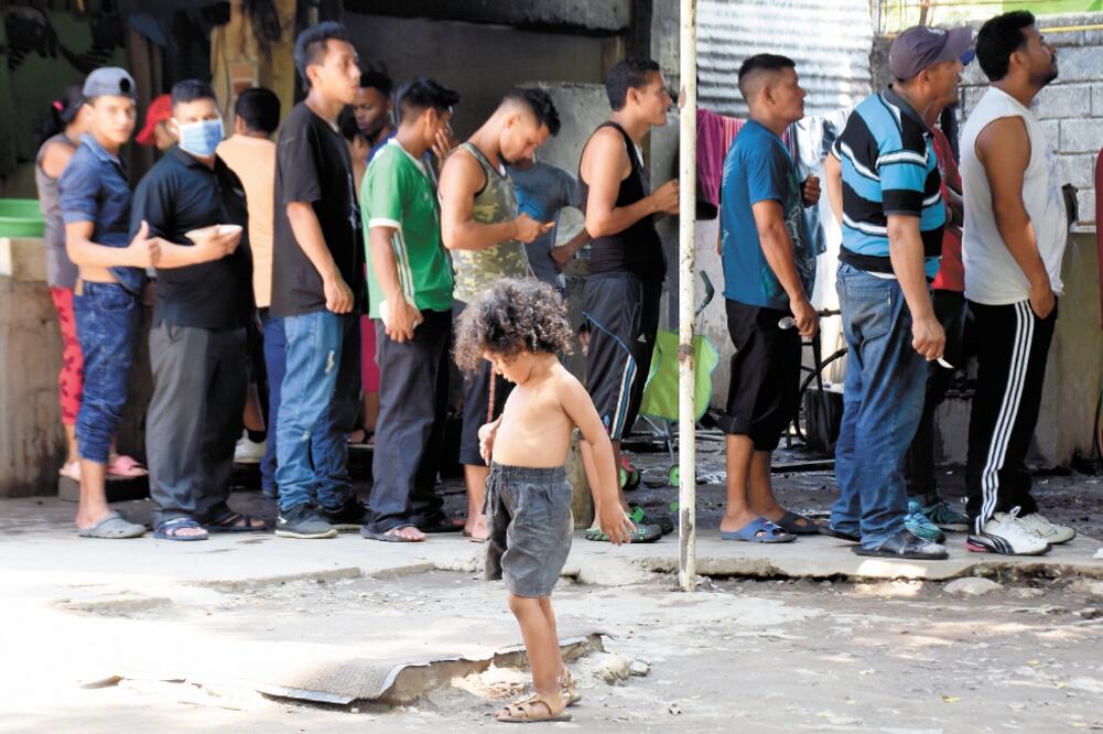 Estancados. Algunos migrantes llevan más de dos meses en Tapachula esperando respuesta a su solicitud de asilo o visas humanitarias. Foto: JACOB GARCÍA. EL UNIVERSAL