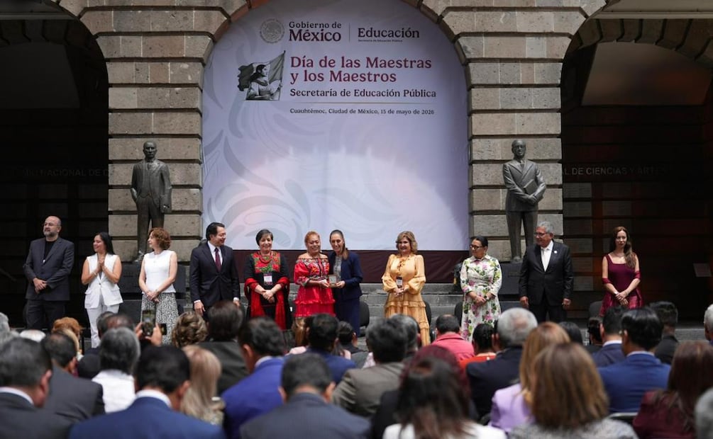 Mario Delgado, secretario de Educación y la presidenta Claudia Sheinbaum durante la ceremonia por el Día del Maestro desde las instalaciones de la SEP (15/05/2026). Foto: Especial