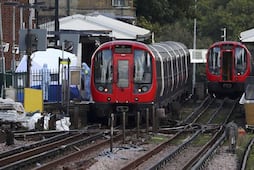 Descarrila otro tren de pasajeros en Inglaterra; es el segundo incidente ferroviario en menos de 24 horas