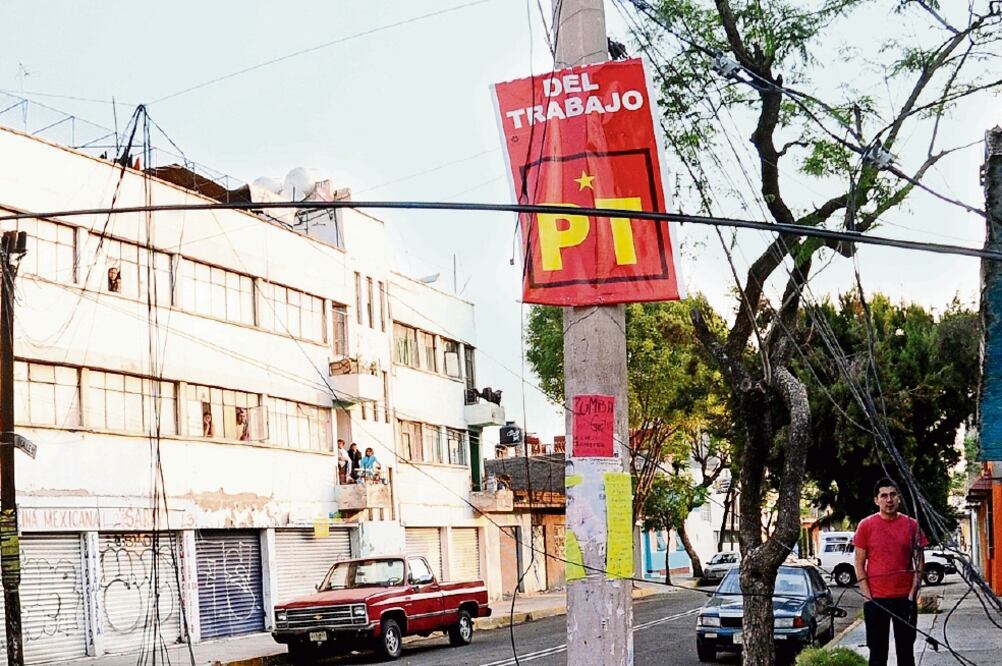 La multa por colocar pendones en postes es de 115 mil pesos por cada unidad que se retire, según la Ley de Publicidad Exterior (ARCHIVO EL UNIVERSAL)