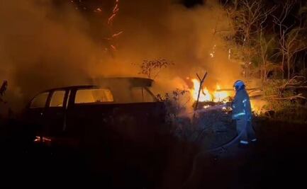 Fuerte incendio consume 10 vehículos en Kanasín, Yucatán