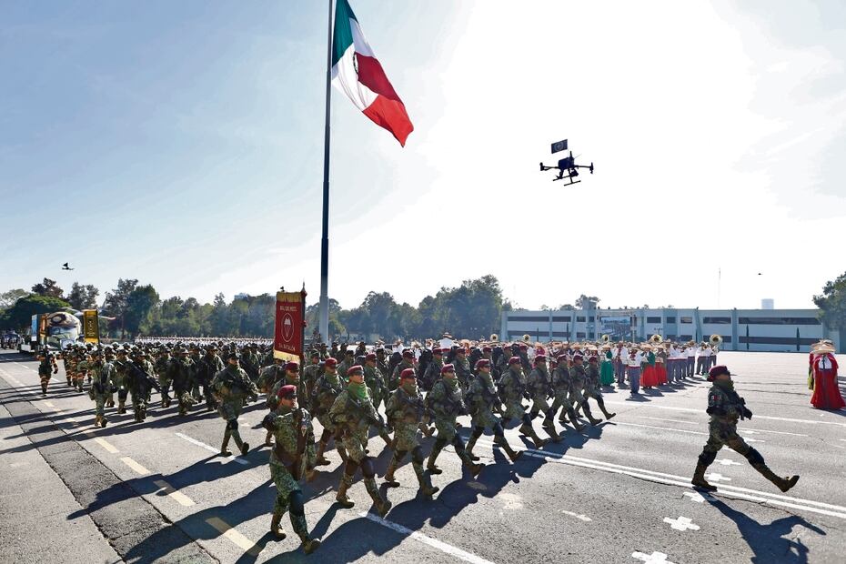 En el pase de revista de las tropas que participarán en la celebración se exhibieron una Bandera monumental y cuatro estandartes de guerra. Foto: Berenice Fregoso / EL UNIVERSAL