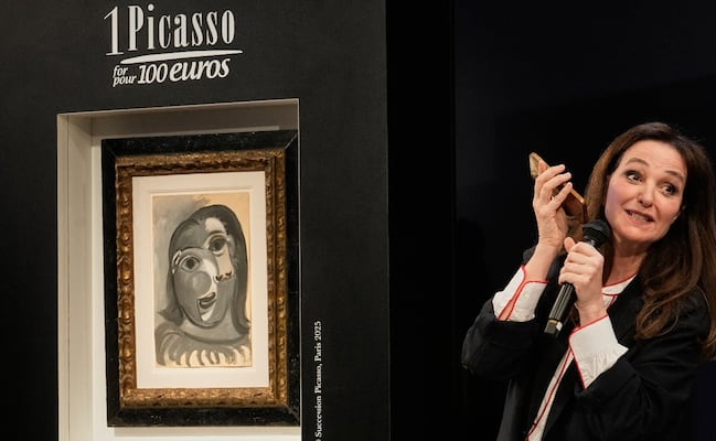 Un hombre gana un cuadro de Picasso valuado en un millón de dólares en una rifa