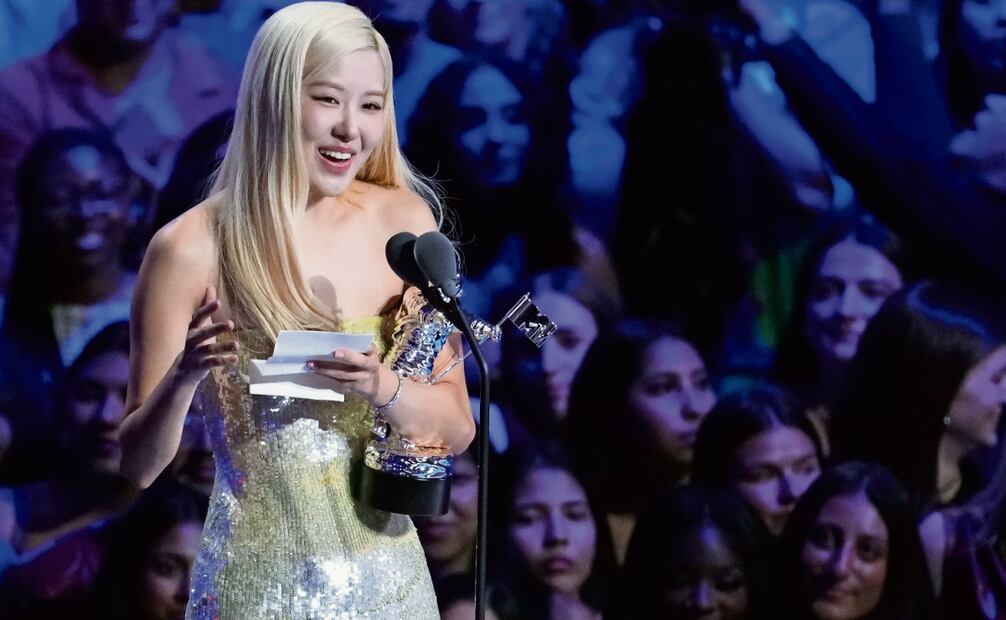 Rosé recibió el premio a la Canción del año por “APT”. Fotos: AFP / AP