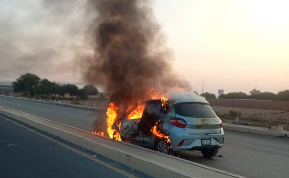 La mañana de este sábado se reportó que había un vehículo incendiado sobre la carretera federal 45, a la altura de la comunidad Martínez Domínguez. Foto: Protección Civil Zacatecas