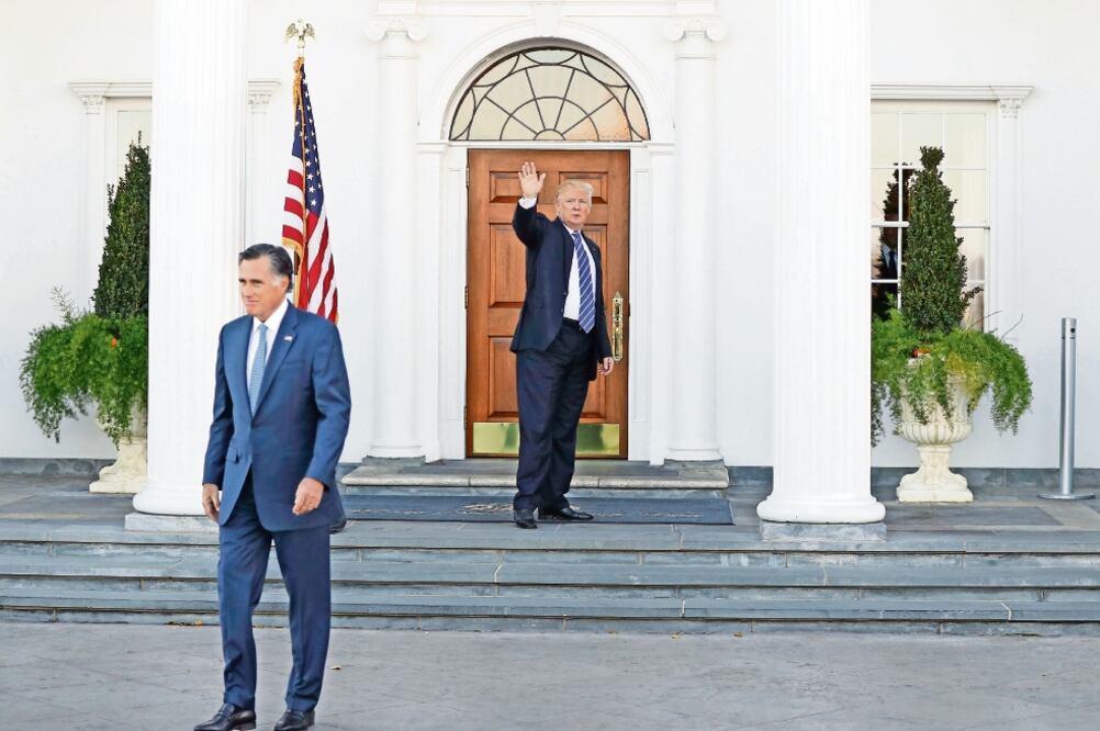 Donald Trump, ganador de las presidenciales de EU, se reunió ayer en Nueva Jersey con Mitt Romney, ex candidato a la Casa Blanca en 2012, quien rechazó responder a las preguntas sobre la posibilidad de que asuma un puesto en el gobierno. (FOTO: Ap)
