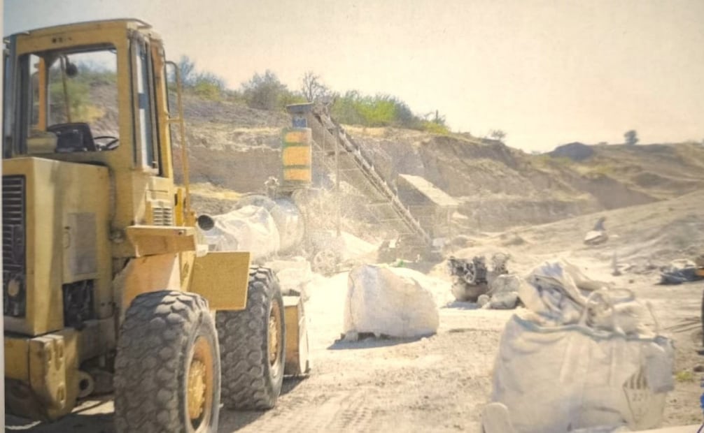 Catean predio en La Paz, BCS, por extracción ilegal; aseguran armas, maquinaria y detienen a dos personas.
Foto: Especial.