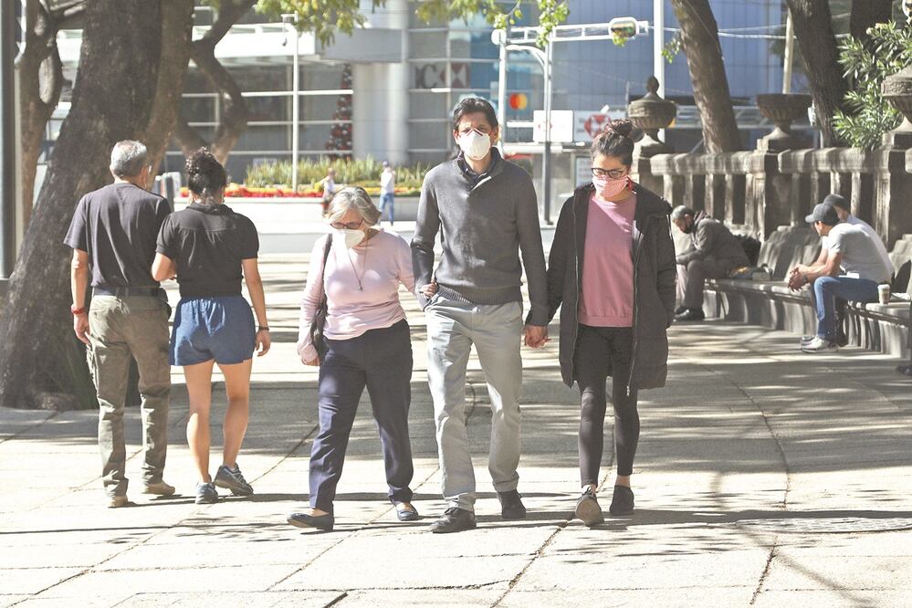 Ante el frío, capitalinos aprovecharon el 1 de enero, por ser día de asueto, para salir de sus casas a recorrer Paseo de la Reforma en busca de lugares soleados. En algunas alcaldías se activó alerta naranja por bajas temperaturas. Foto: CARLOS MEJÍA