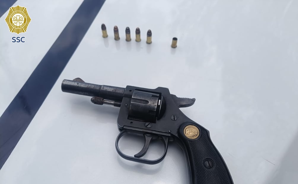 A los detenidos se les aseguró un arma de fuego, cinco cartuchos útiles y uno percutido. | Foto: Especial.