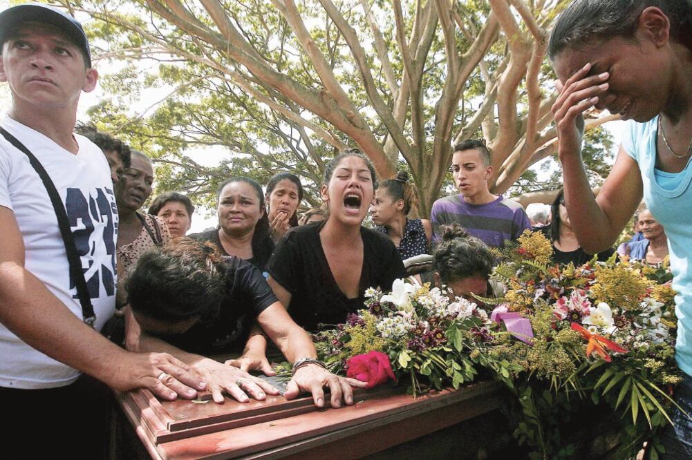 Duelo. Familiares sepultaron ayer a detenidos muertos en el motín del miércoles en Carabobo. (JUAN CARLOS HERNANDEZ. AFP)