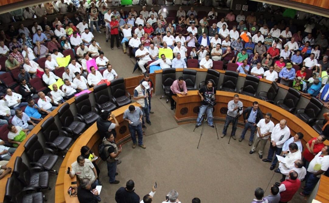 Cerca de 200 taxistas acudieron al Congreso de Colima  (Foto: Raúl Torres)