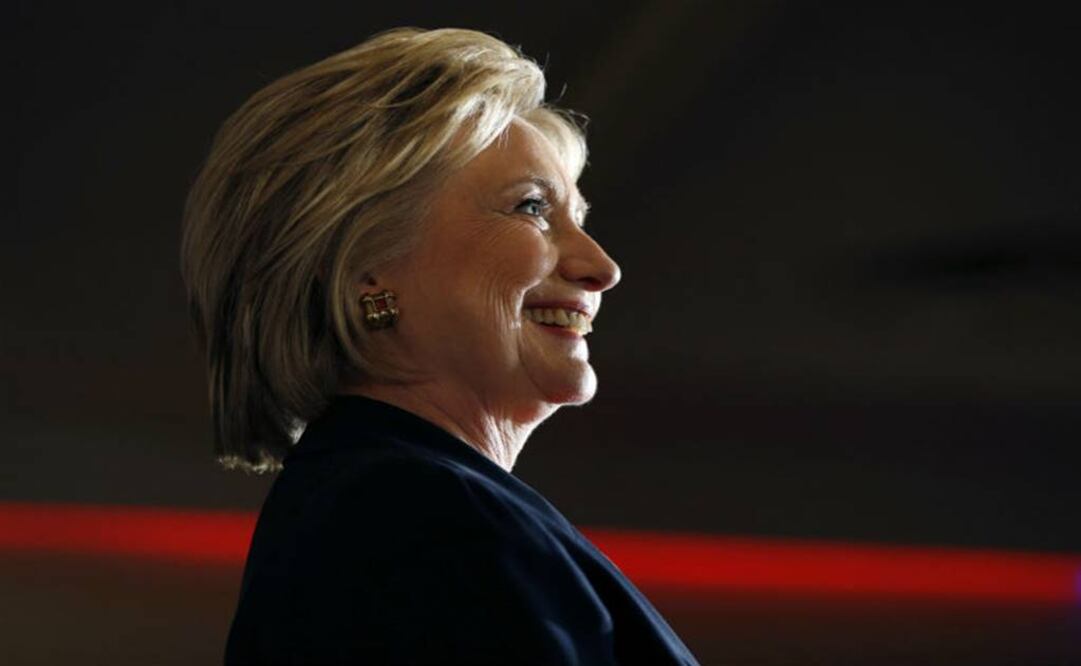 Clinton casts Trump as dangerous clown