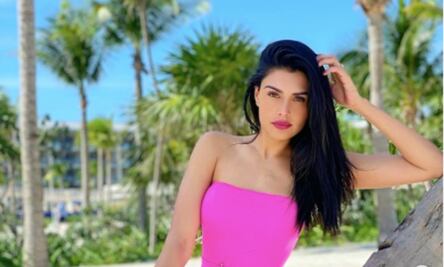 Kristal Silva disfruta de la playa en mini bikini