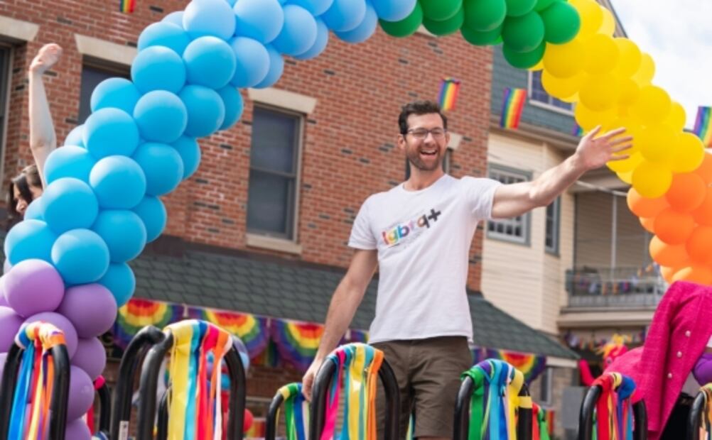 "Bros": La primera película con un elenco enteramente LGBT+ 