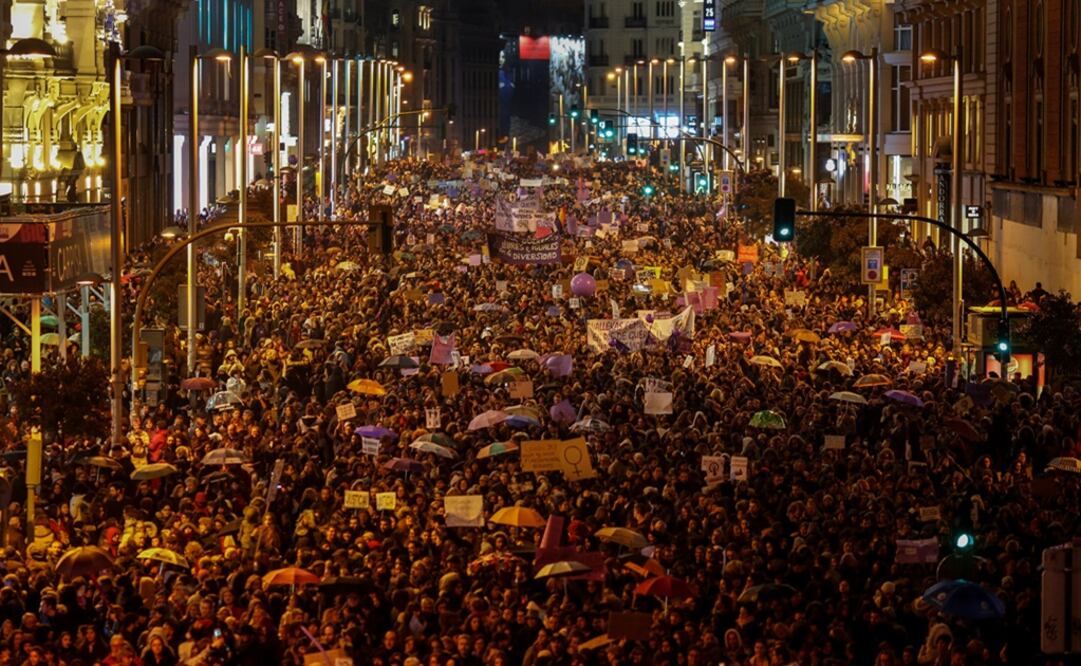 Decenas de miles de personas marcharon ayer por la calle de Alcalá, en Madrid, en la jornada de paro y protesta con motivo del Día Internacional de la Mujer (ÓSCAR DEL POZO. AFP)