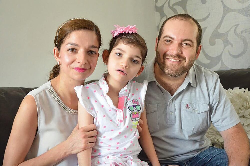 Los papás de Graciela se reunieron ayer con la secretaria de Salud (EMILIO VÁSQUEZ. EL UNIVERSAL)