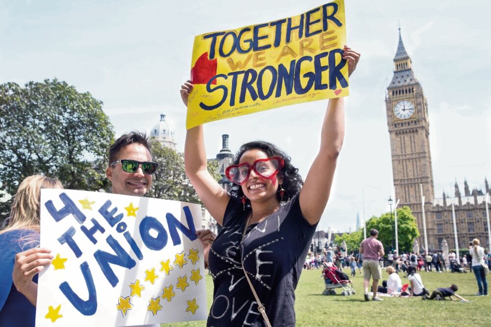Simpatizantes de que el Reino Unido se mantenga dentro de la Unión Europea, se manifiestan en la Plaza del Parlamento en el centro de Londres (HAYOUNG JEON.EFE)