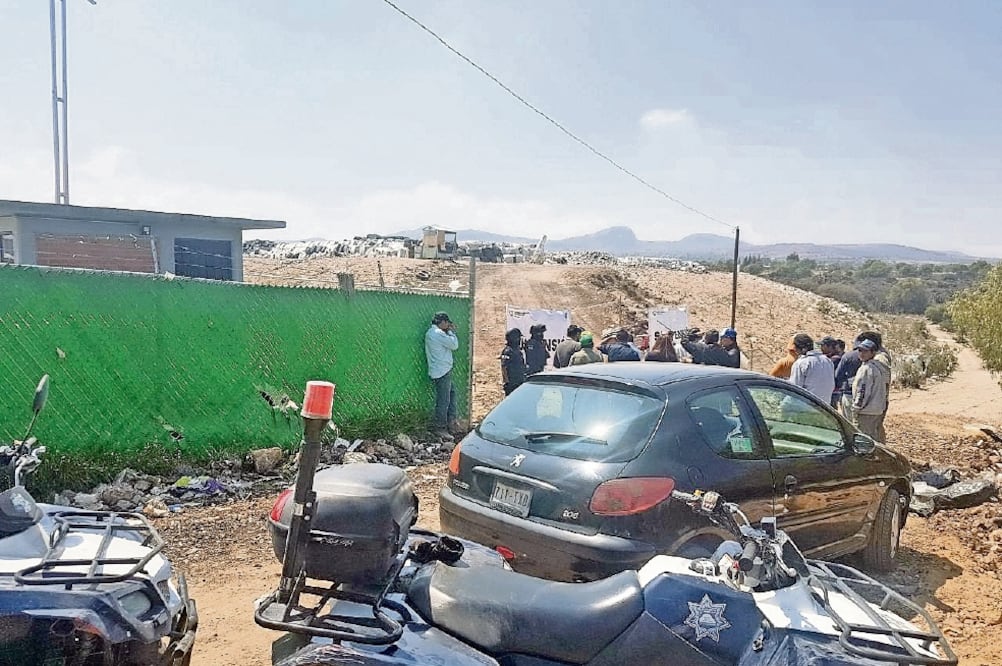 Trabajadores de la Semarnath arribaron al predio La Cañada donde se ubica el tiradero a cielo abierto, el cual incumple con las norma ambientales. (ESPECIAL)