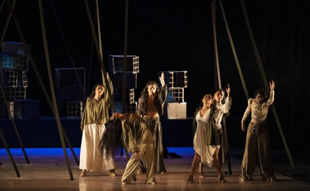 La compañía Barro Rojo Arte Escénico presenta "Omisión Cuatro Tres". Foto: INBAL