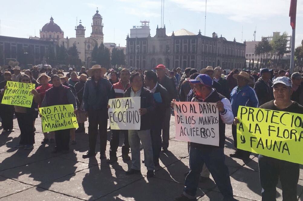 Alrededor de 400 comuneros se manifestaron frente al palacio de gobierno del Estado de México, exigen que se cumpla el amparo a su favor y se resuelvan sus exigencias (XIMENA GARCÍA. EL UNIVERSAL)