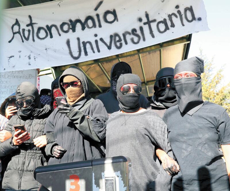 Alumnos de la Facultad de Arquitectura y Diseño se unieron al paro de actividades el viernes por la falta de respuesta a sus exigencias para detener la violencia de género en la UAEMex. Foto: JORGE ALVARADO. EL UNIVERSAL