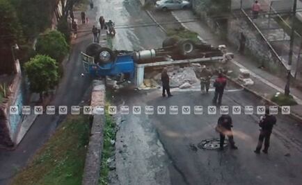 Vuelca camión de carga en Tlalpan