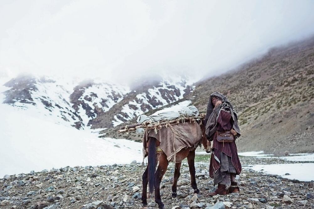 El drama trata sobre una caravana que escolta a su Sheikh a la muerte (CORTESÍA)