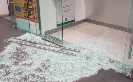 Por "estar jugando", menor de edad rompe puerta de cristal de un banco en el AICM. Video