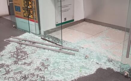 Por "estar jugando", menor de edad rompe puerta de cristal de un banco en el AICM. Video