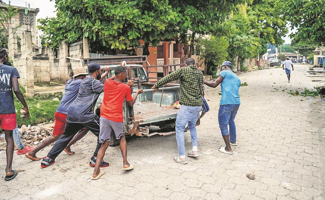 Haitianos utilizan una camioneta para bloquear una calle en Petit-Goave, en el sur del país, durante una manifestación violenta que causó dos muertos el 29 de agosto pasado.
