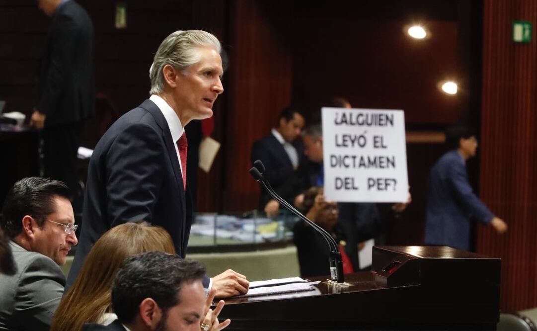 El priísta Alfredo del Mazo presentó en tribuna el dictamen del Presupuesto de Egresos 2017. (Foto: Luis Cortés / El Universal)