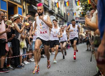 Madrileños corren en divertida carrera de tacones por orgullo LGBT+