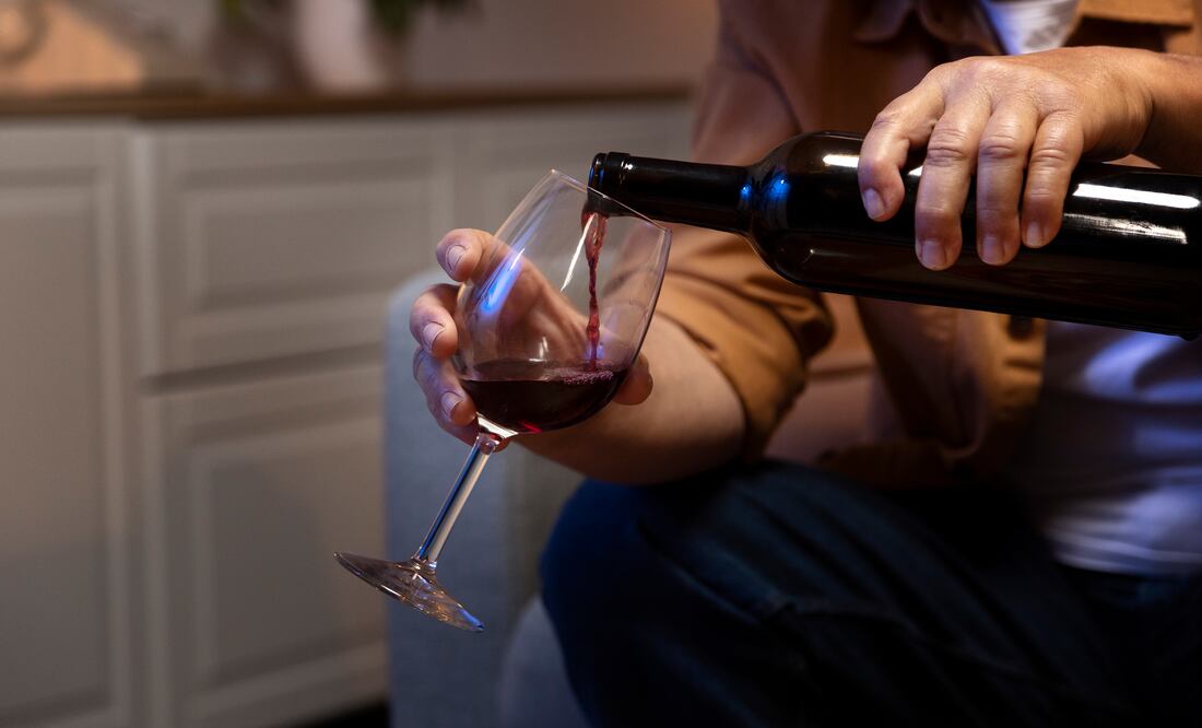El vino puede formar parte de una vida saludable, pero su efecto varía según el momento y la cantidad consumida. Foto: Freepik