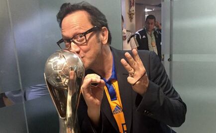 Rob Schneider besa trofeo del Apertura 2015