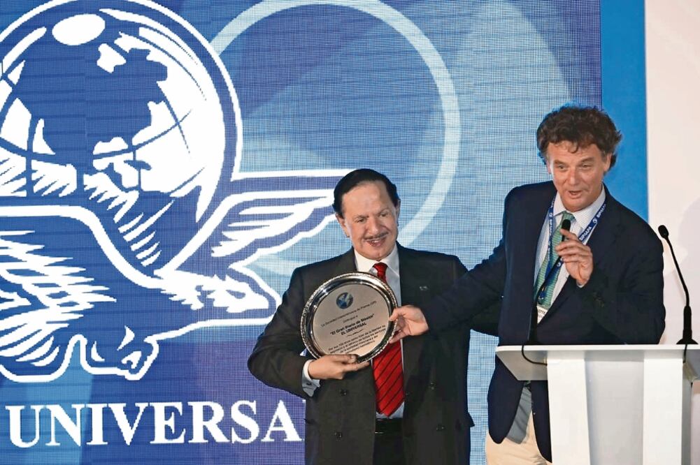 El presidente de la Sociedad Interamericana de Prensa (SIP), Pierre Manigault, entregó al Licenciado Juan Francisco Ealy Ortiz un reconocimiento por el centenario de El Gran Diario de México. (FOTO: LUIS CORTÉS. EL UNIVERSAL)