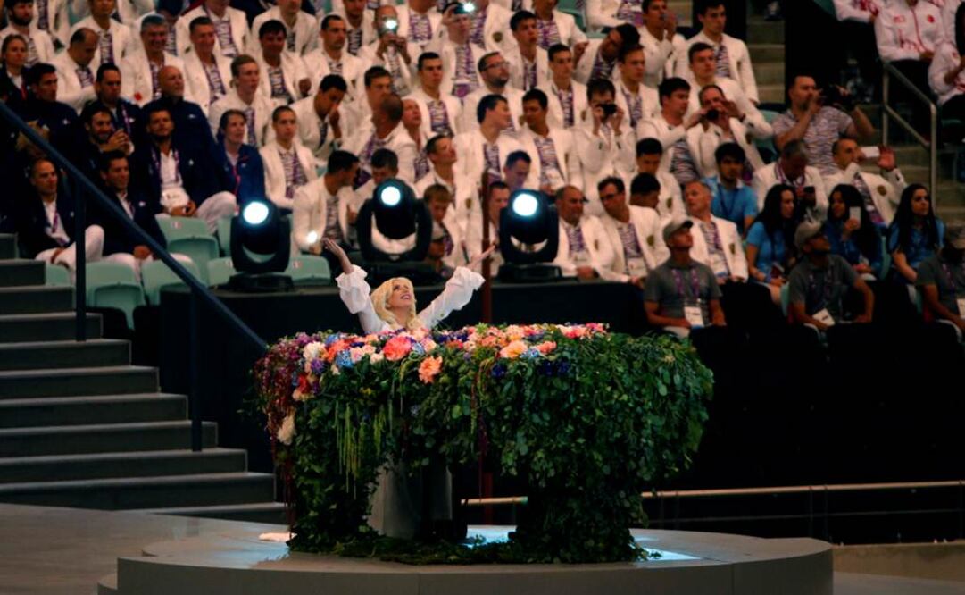 Interpretando una versión de la canción de John Lennon "Imagine", Lady Gaga fue la sorpresa en el programa de la apertura del evento deportivo el viernes. FOTO: Dmitry Lovetsky/AP