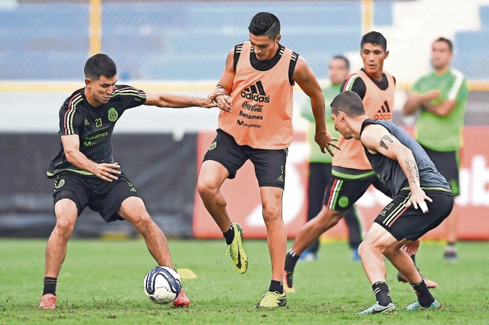 Raúl Jiménez sufrió una dura marca de los defensores durante el entrenamiento de ayer, como preámbulo de lo que vivirá esta noche (FOTO. ETZEL ESPINOSA. IMAGO7)