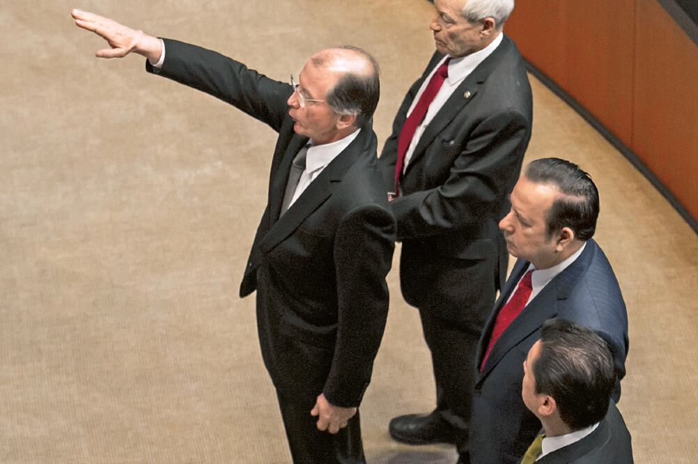 Manuel Cárdenas Fonseca rindió protesta como senador ante la Mesa Directiva (YADÍN XOLALPA. EL UNIVERSAL)