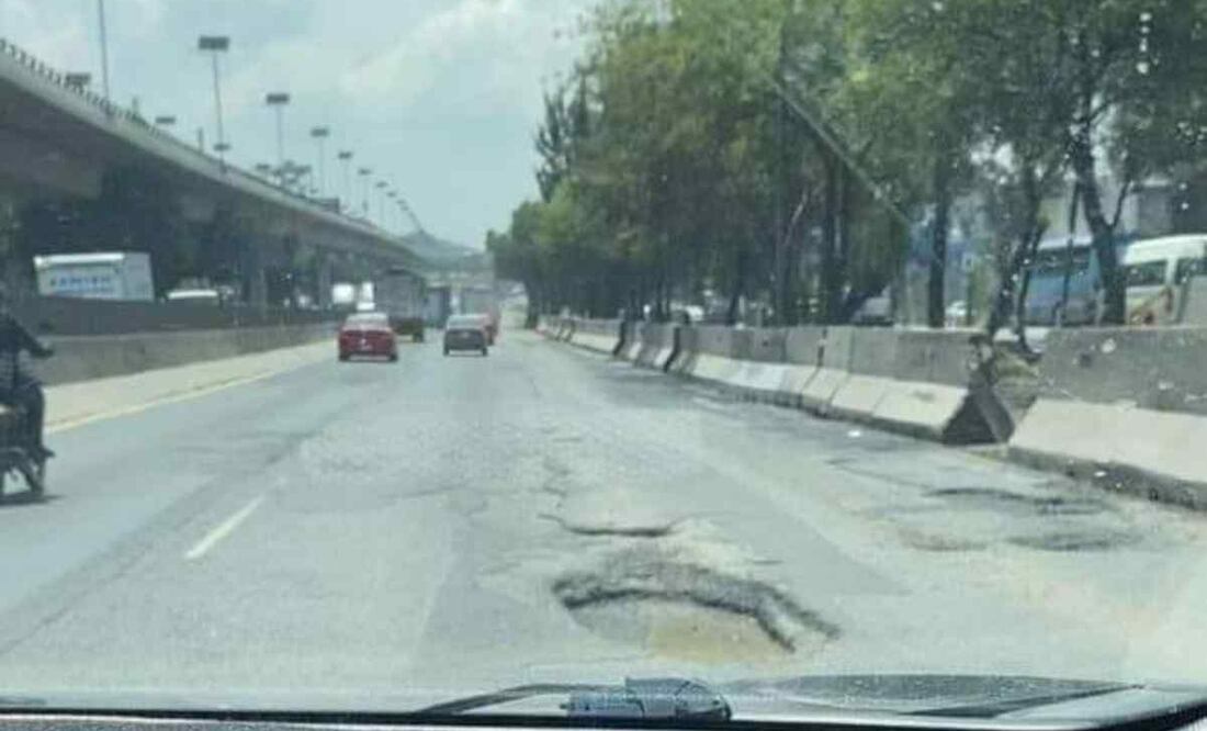 A través de redes sociales, los automovilistas buscan que las autoridades atiendan la petición a fin de evitar accidentes y que el hoyo aumente sus dimensiones. Foto: Especial