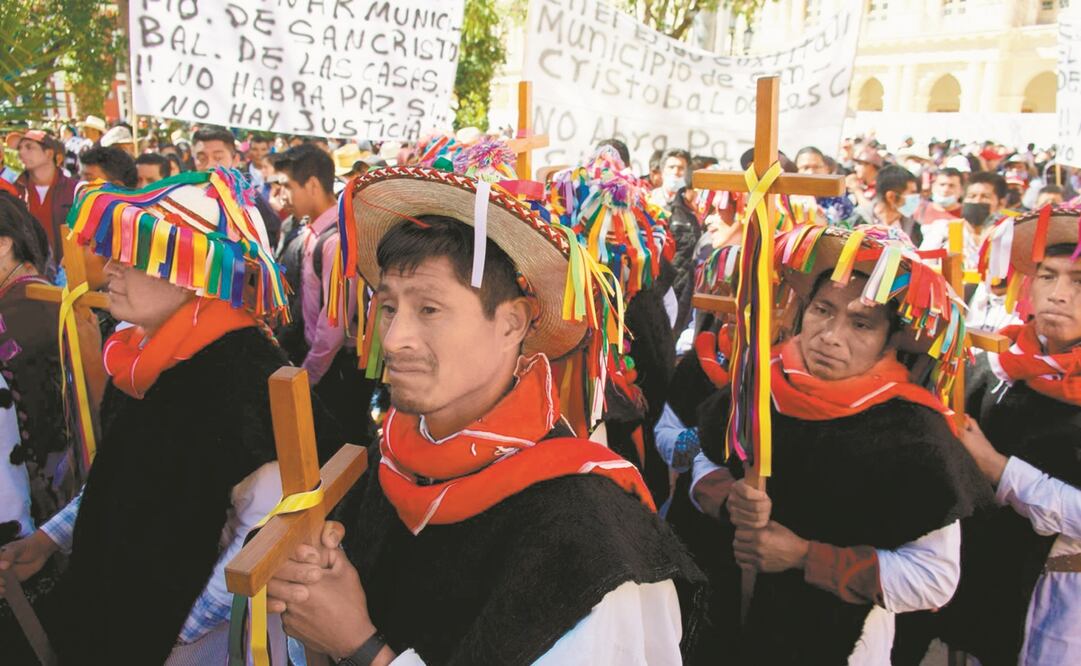 Con cruces en las manos, rememoraron las vidas perdidas a causa de los conflictos por tierras entre los pueblos de Chiapas. Fotos: Isabel Mateos. CUARTOSCURO