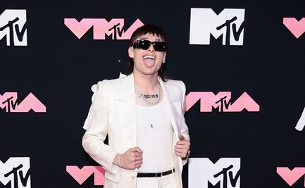 Tras amenazas del CJNG, Peso Pluma llega a los MTV VMAs 2023 en traje blanco