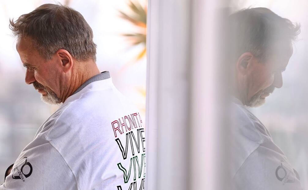 Adrián LeBaron, padre de Rhonita María Miller, asesinada hace cinco años con dos mujeres más y seis niños, en reunión con activistas. Foto: Berenice Fregoso / EL UNIVERSAL