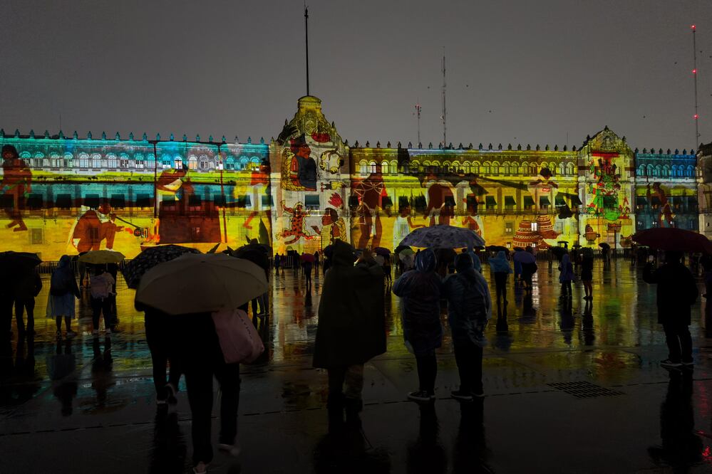 Ni la lluvia detuvo el estreno del videomapping "Memoria luminosa" en el Zócalo de la Ciudad de México. (Foto Hugo Salvador/ EL UNIVERSAL)