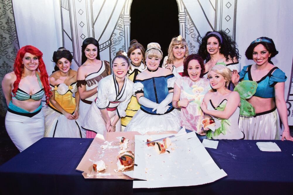 Las actrices de la obra degustaron del tradicional postre. (CARLOS MEJIA. EL UNIVERSAL)