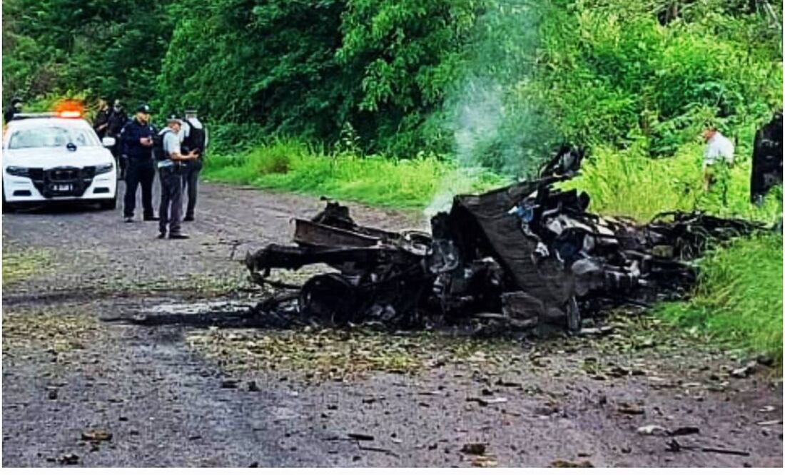 Grupo criminal incendia otro camión de cortadores de limón en Apatzingán . Foto: Especial