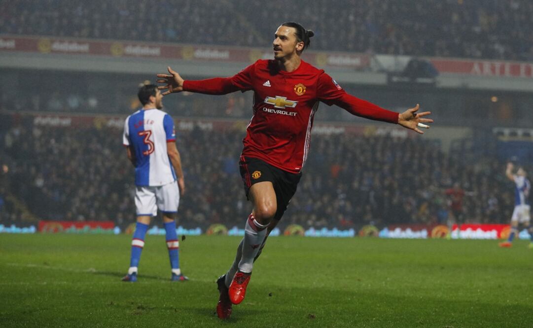 El delantero sueco Zlatan Ibrahimovic culminó la remontada en Ewood Park. Foto Reuters
