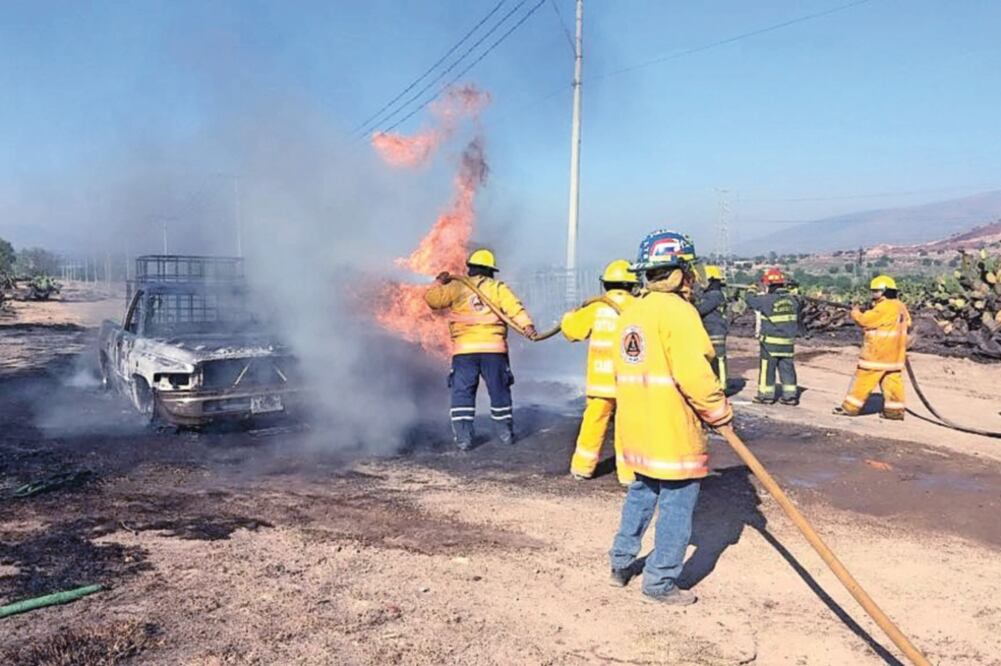 La mañana del ayer explotó una toma clandestina de Pemex en el municipio de Axapusco; dos vehículos de huachicoleros quedaron calcinados. Foto: ESPECIALES