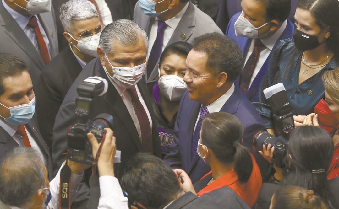 El nuevo titular de la Segob, Adán Augusto López, fue recibido con saludos y abrazos por parte de legisladores de la 4T. Foto: DIEGO SIMÓN. EL UNIVERSAL